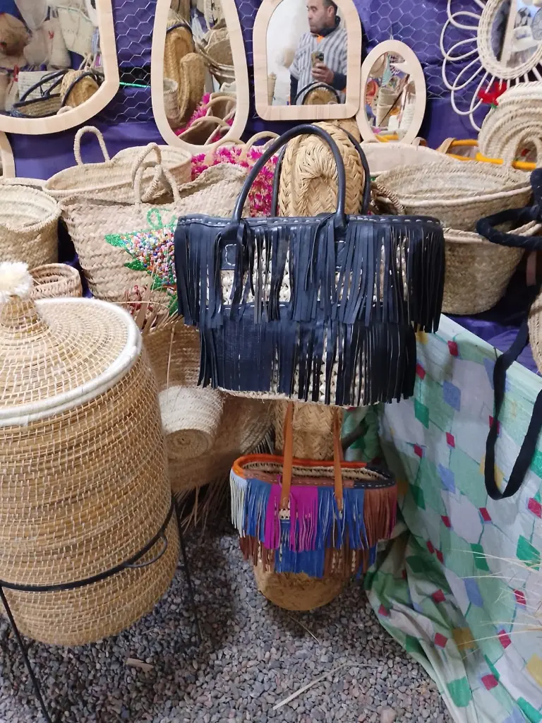 Sac avec mutiples franges en cuir 150 drh.webp