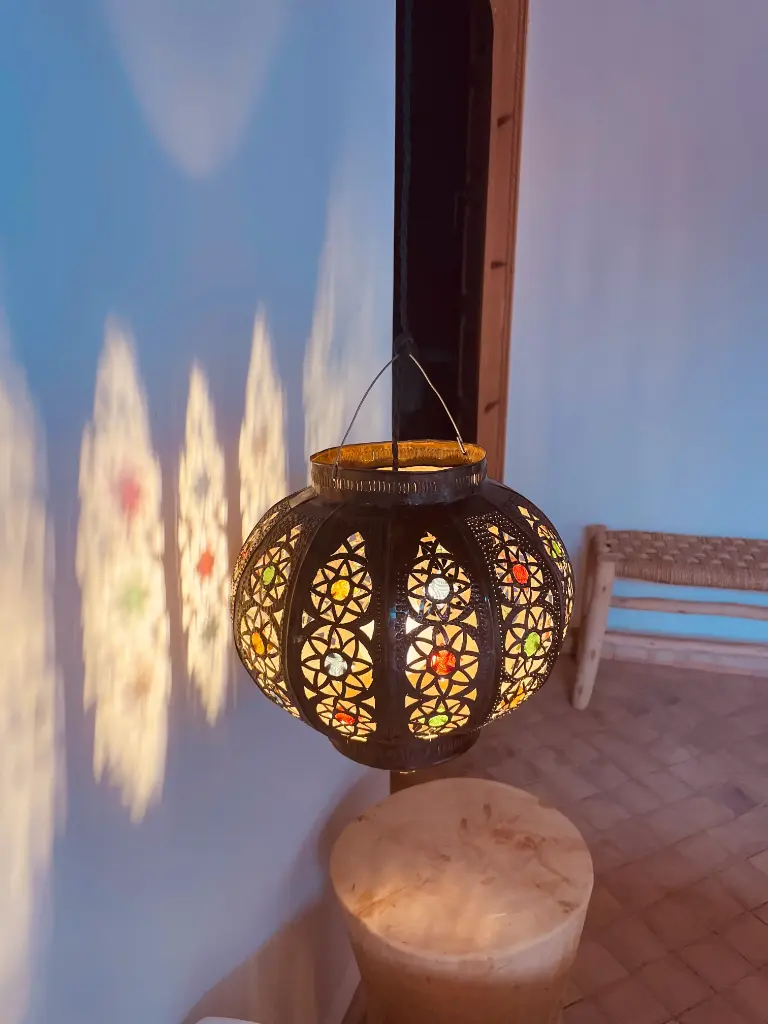 Lanterne marocaine en métal ajouré et vitraux colorés