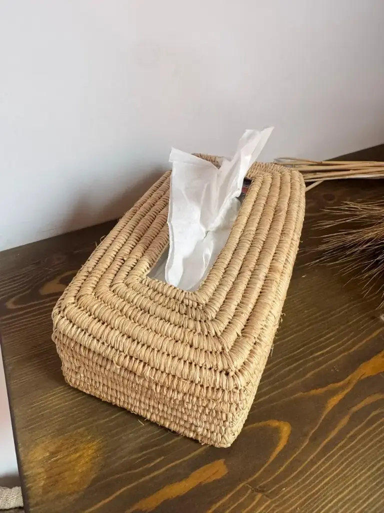 Boite à mouchoir en feuille de palmier tressée