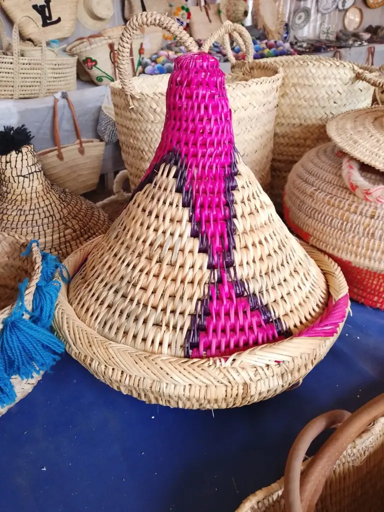 Tajine en feuilles de palmier tressées