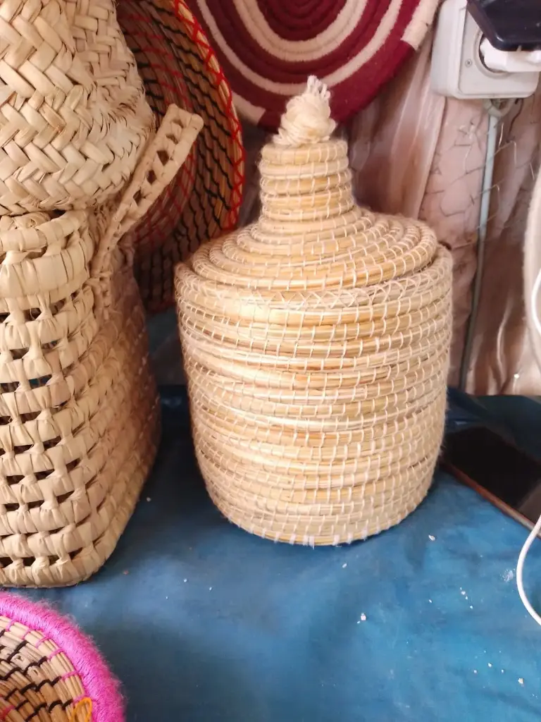 Corbeille de rangement en feuilles de palmier tressées avec couvercle 