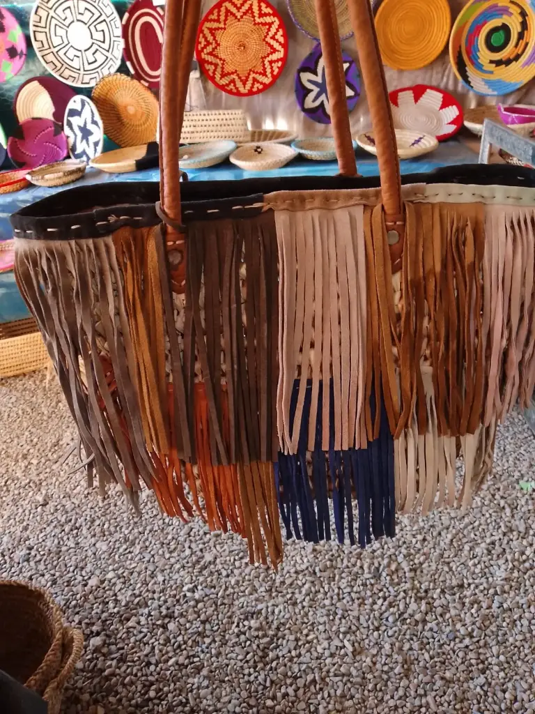 Grand sac en osier avec franges en cuir