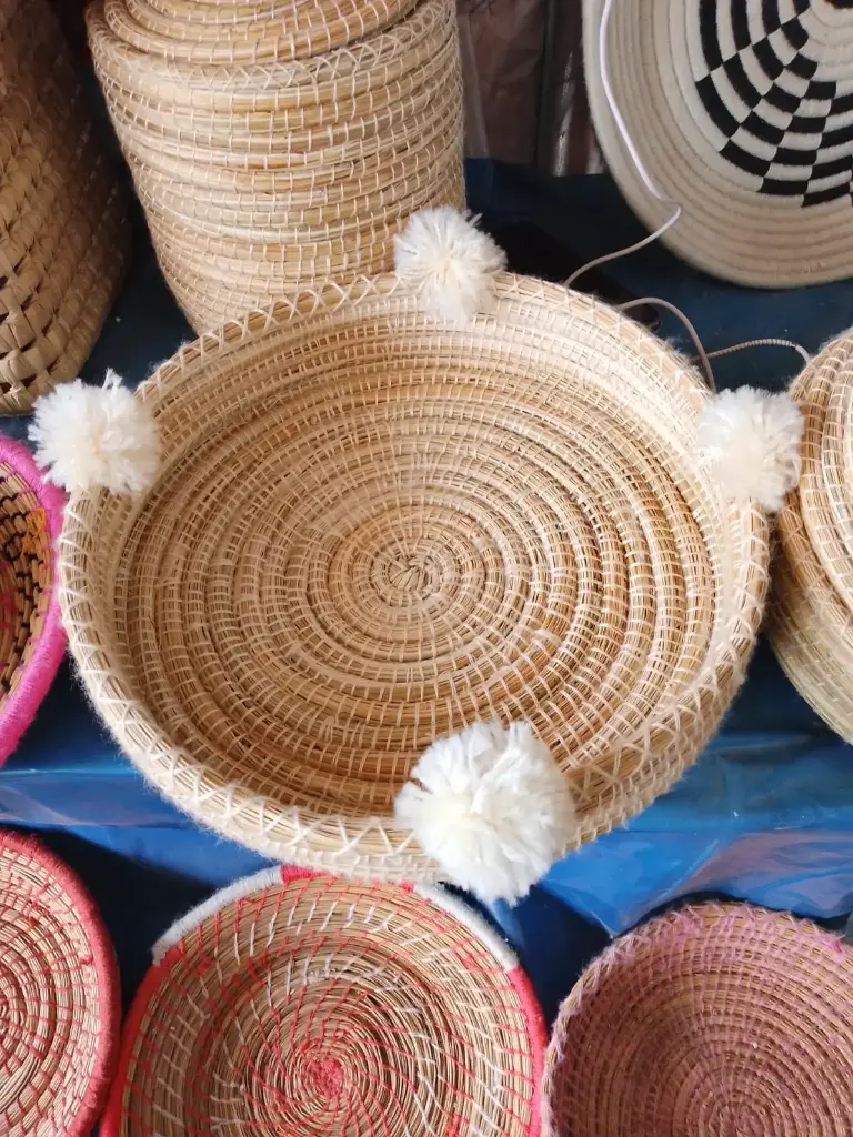 Corbeille en feuilles de palmier à ponpons 