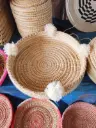 Corbeille en feuilles de palmier à ponpons 