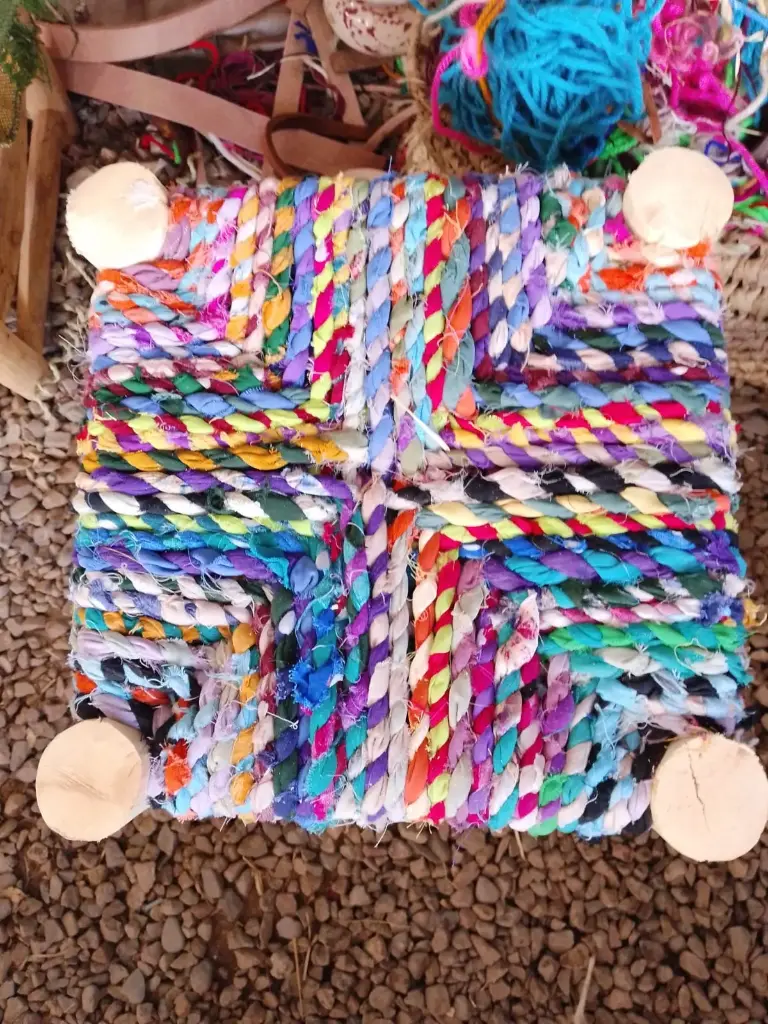 Banc carré en laine tressée 