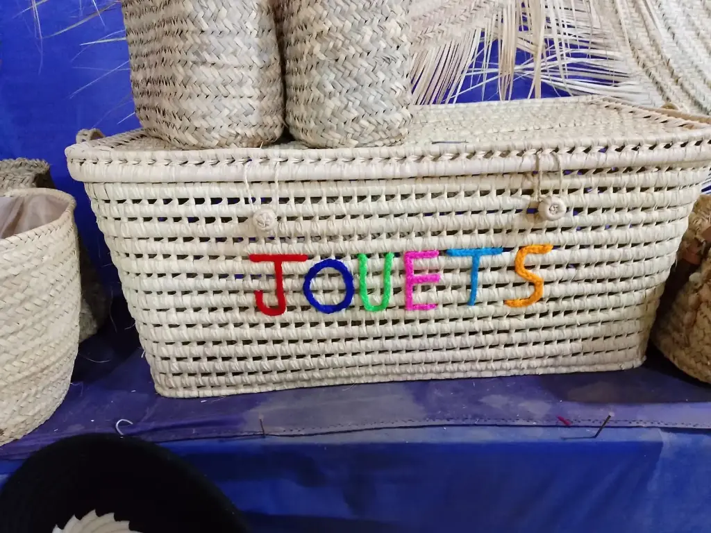 Coffre à jouet en feuilles de palmier