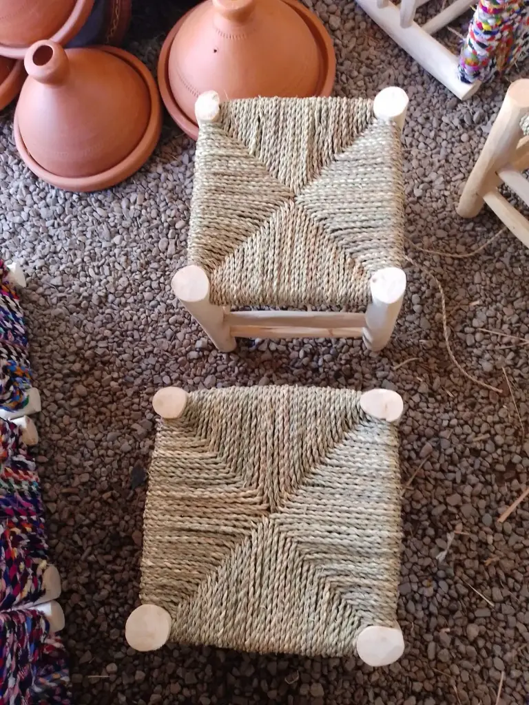 Petit tabouret en bois et fibre naturelle 