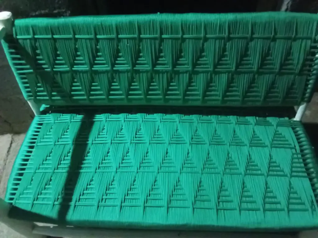 Canapé extérieur en bois et fils tressés