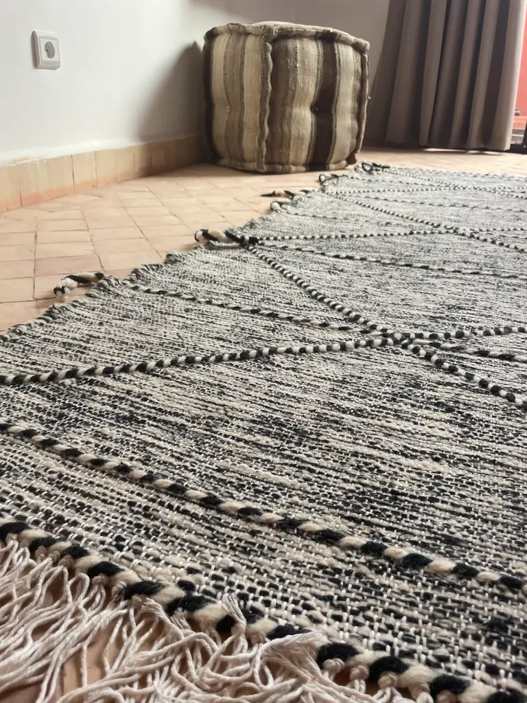 Tapis killim berbère gris chiné (long)